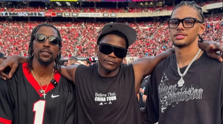 華子重返母?？辞?還不忘穿“China Tour”特制T恤