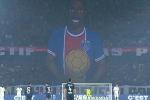 球迷展示巨型TIFO，慶祝登貝萊喜提金球獎和恩里克獲頒克魯伊夫獎