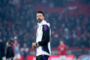 德媒：一名海登海姆球迷從看臺跌落受傷，直升機降落在球場上救援