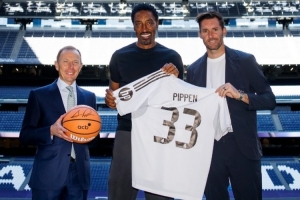 魯?shù)?費(fèi)爾南德斯接待！皮蓬造訪伯納烏獲贈(zèng)皇馬33號(hào)球衣！