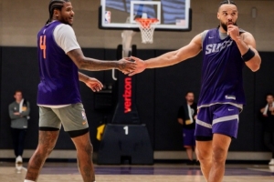 新賽季能走多遠(yuǎn)？太陽(yáng)曬訓(xùn)練照：杰倫-格林狄龍擊掌 馬盧阿奇扣籃