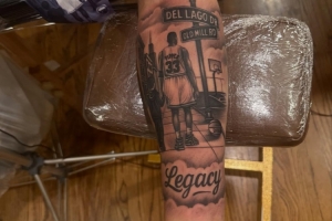 對(duì)老父親的愛！小皮蓬新增父子牽手紋身 致敬父親皮蓬！