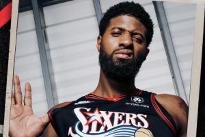 還挺帥！喬治中文社媒曬自己身穿76人經(jīng)典黑色球衣照：英雄歸來