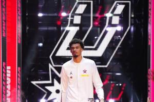 楊毅：我和周琦探討過 若中國有文班基本在12、15歲之后就消失了