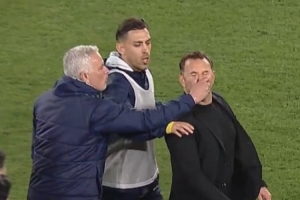 布魯克再談被穆帥捏鼻子：我承認(rèn)我倒地有點(diǎn)夸張，沒想到他會(huì)這樣