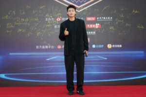 趙?，F(xiàn)身微博籃球之夜紅毯！一身黑西服帥氣登場(chǎng)！