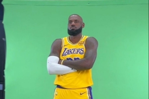 意氣風發(fā)！詹姆斯和東契奇分別在綠幕前拍攝新賽季定妝照