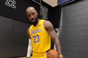 致敬父子同臺！詹姆斯媒體日上腳詹23代球鞋新款配色