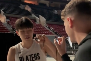 哈哈！新賽季媒體日克林根和楊瀚森拿著微型相機(jī)互拍