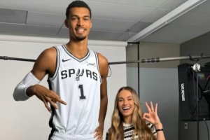 瑞秋每個(gè)賽季初都和文班亞馬合影 后者從青澀→成熟