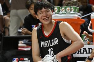 隊(duì)記：楊瀚森英語(yǔ)私下說(shuō)得比發(fā)布會(huì)好 他還能用籃球語(yǔ)言進(jìn)行交流