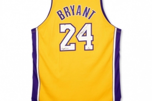 科比首次親穿的24號(hào)球衣將被拍賣 2006年曾以10000美元價(jià)格出售