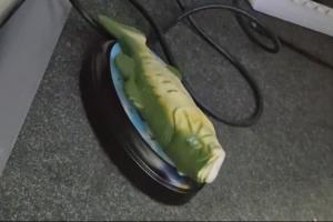 太會整活了??阿隆索賽后收到“一條魚”，嘴里不停喊Hala馬德里