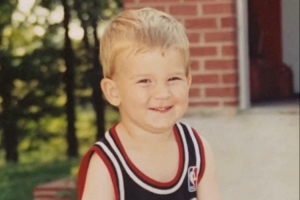 湖人全隊(duì)猜兒時照片 詹姆斯表示猜不中 東契奇一把猜中里夫斯