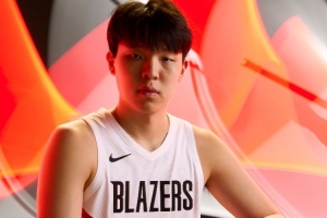 比盧普斯：今天訓(xùn)練中楊瀚森籃板搶得不錯 一定要做好籃下保護(hù)