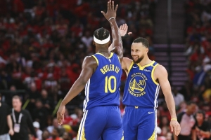 美媒發(fā)問：勇士圍繞庫里建隊三年以失敗告終 這樣值嗎？