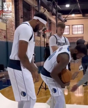 老弟有點拘束！三狀元拍攝定妝照 濃眉&歐文打鬧 弗拉格面無表情