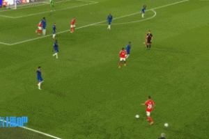 扳平心切！98分鐘場(chǎng)內(nèi)出現(xiàn)兩顆顆皮球，穆里尼奧急忙進(jìn)場(chǎng)踢走一球