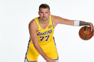 洛杉磯的新篇章！東契奇曬新賽季定妝照：生涯第8個賽季