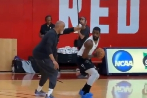 加速恢復(fù)中！歐文現(xiàn)身溫哥華訓(xùn)練營(yíng) 沉浸式感受近期投籃訓(xùn)練