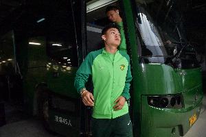 楊立瑜被罵：什么阿貓阿狗都能和球迷較勁，真有出息給球迷豎中指