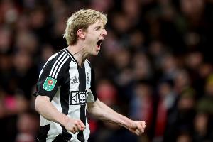 戈登成第三位歐冠單場進(jìn)倆點(diǎn)球的英格蘭球員，另兩位是魯尼和凱恩