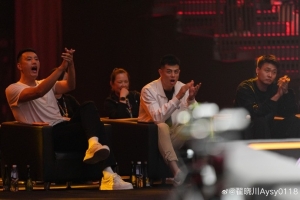 翟曉川與趙睿、方碩一起觀看王楚欽的比賽：太激動了 嗓子喊啞了