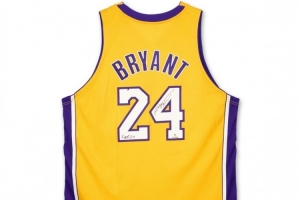 科比首件親穿24號(hào)球衣拍出88.9萬(wàn)美元 06年曾以10000萬(wàn)美元出售