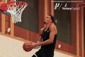 這天賦！馬刺官媒曬訓(xùn)練營(yíng)的視頻：文班亞馬快攻中秀背扣