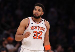 亮個(gè)相！唐斯出戰(zhàn)僅17分鐘 4中2&8罰7中拿到11分5板 正負(fù)值+11