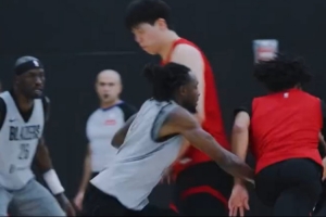 森普擋拆！楊瀚森持球后手遞手給夏普 擋拆助后者跳投終結(jié)