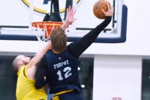 隊記：約翰尼-弗菲訓(xùn)練中上演精彩扣籃 西卡：誰告的密??？