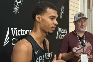 米奇-約翰遜：文班現(xiàn)在身體很健康 看到他重返球場(chǎng)感覺(jué)很棒