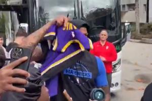 愛過！戴維斯瞧見湖人球衣后特地停下簽名 球迷瘋狂吶喊