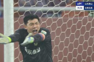 王大雷怒了！約尼查擊中泰山橫梁，王大雷對后防非常不滿意