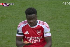 掛彩了！薩卡爭(zhēng)球時(shí)被對(duì)手打臉，鼻血出血