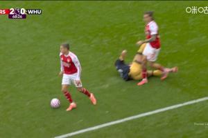 帕奎塔倒地后蹬踹卡拉菲奧里，被出示黃牌