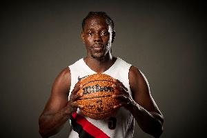 還得是老將！霍勒迪和楊瀚森擋拆 面對(duì)克林根歐洲步左手拋投絕殺