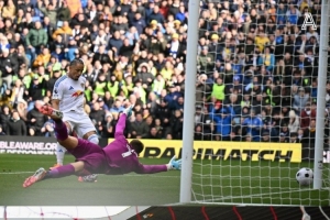 奧卡福對陣熱刺進球時，球門邊上出現(xiàn)一個沙灘球?