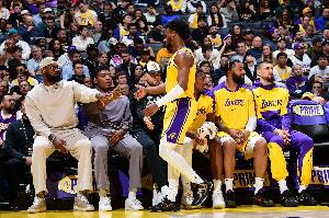 夸梅：布朗尼想進(jìn)首發(fā)得能接球就投 但總和老爸練3分就成不了射手