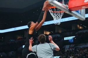 化身怪物！文班隊內(nèi)訓練持球一條龍 抗飛防守完成雙手暴力炸筐！