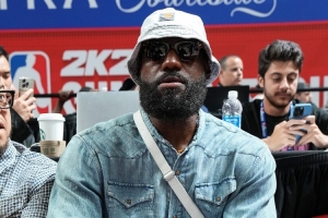 夸梅：詹姆斯和你們不同&其實(shí)他買(mǎi)啥都不用花錢(qián) 喬丹就是如此