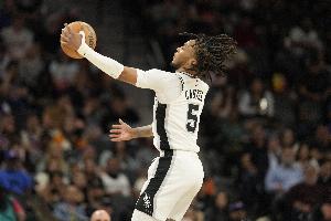 刺記：卡斯爾在訓練賽中與文班膝蓋相撞傷退 初步結(jié)果看傷勢不重