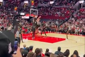 存在感十足~楊瀚森坐鎮(zhèn)籃下大帽克林根 轉(zhuǎn)頭助攻夏普超遠(yuǎn)拋射落袋