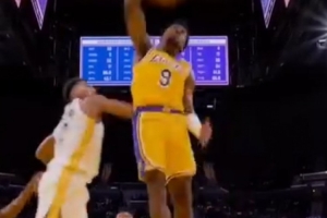 布朗尼比賽中驚現(xiàn)單臂補(bǔ)扣 父親詹姆斯轉(zhuǎn)發(fā)