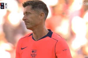 遺憾??！慢鏡頭看萊萬點(diǎn)球直接踢偏，隨后他的表情非常無奈