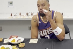 中秋快樂！狄龍與格雷森-阿倫等隊(duì)友一同品嘗月餅????