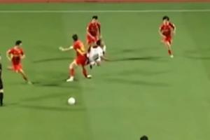 亂！裁判漏判廣西點(diǎn)球→黃威犯規(guī)導(dǎo)致自己重傷→VAR介入但黑屏！