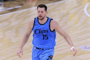 尤班克斯：這是我參加過的最累的訓(xùn)練營 我很喜歡這種感覺