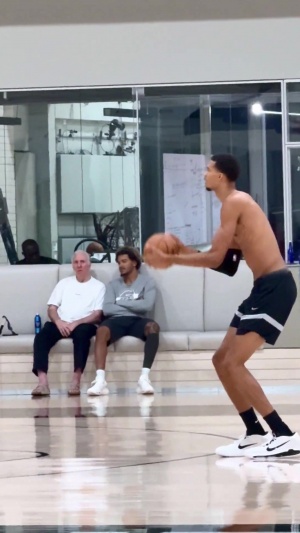 名師高徒！波波維奇在馬刺訓(xùn)練場邊觀看文班投籃 索漢陪伴身邊